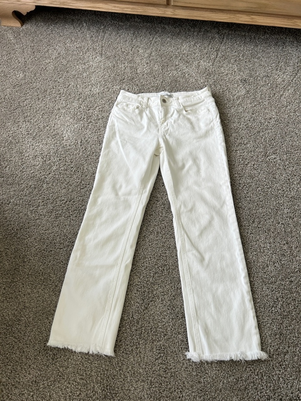 Straight-Leg White Jeans with Frayed Hem